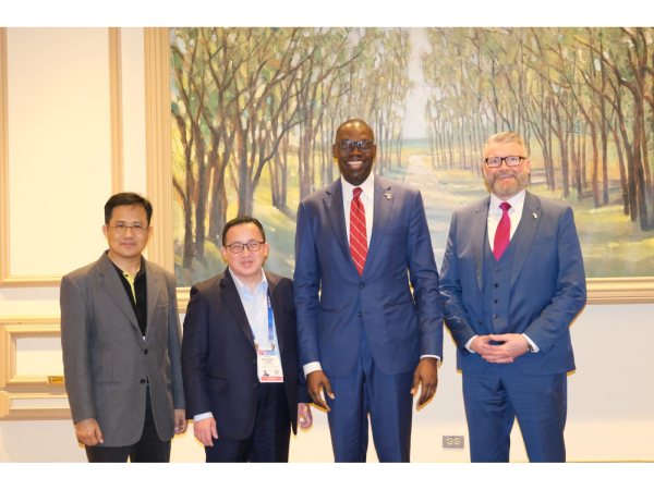 擷發科技董事長楊健盟(左二)與美國密西根州副州長Garlin Gilchrist II(右二)進行閉門會議，雙方就未來在汽車產業的ASIC設計服務與AI軟體設計服務等相關領域的合作機會，進行廣泛深入的溝通。